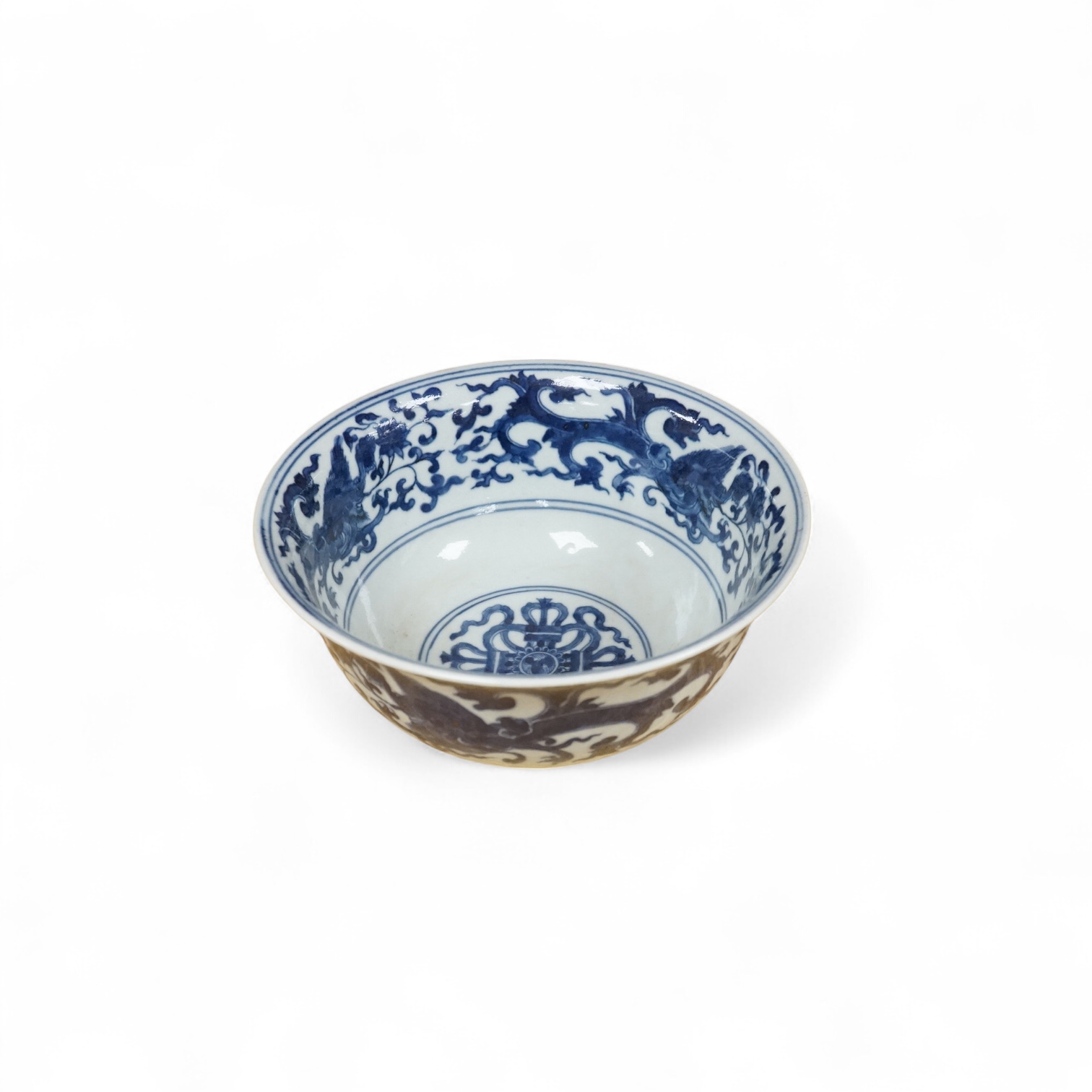 A Chinese porcelain bowl, painted with dragons in underglaze blue, 18cm diameter.